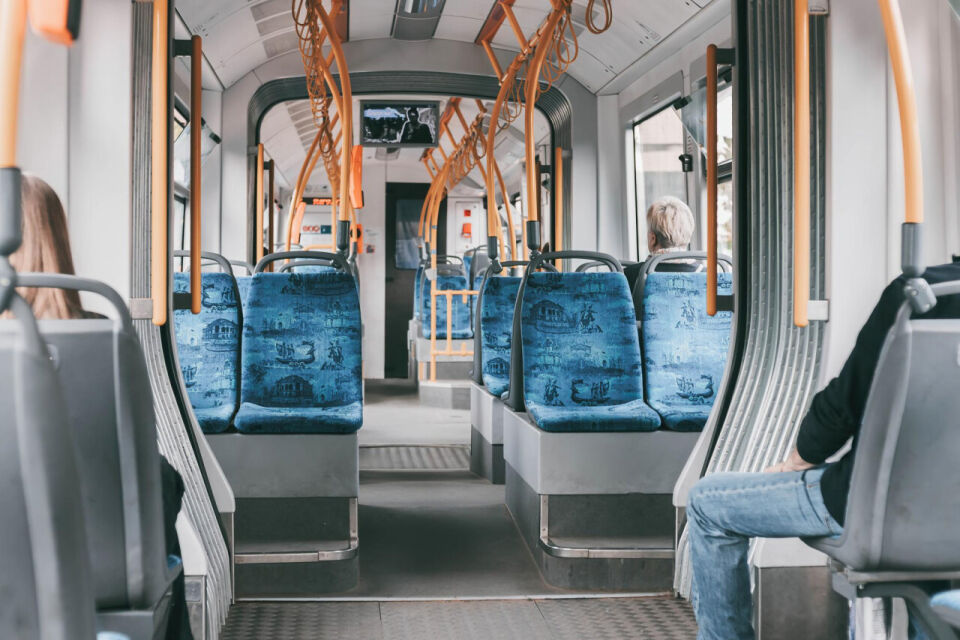Gdzie we wnętrzach autobusów znajdują się tworzywa sztuczne?