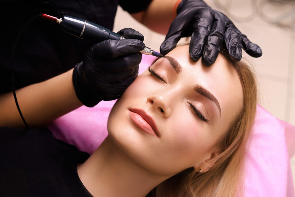 Czego dowiesz się na szkoleniu makijażu permanentnego brwi?