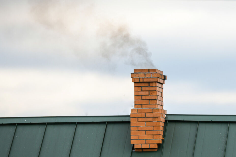 Nie ryzykuj pożaru - jakie objawy świadczą o konieczności udrożnienia komina?
