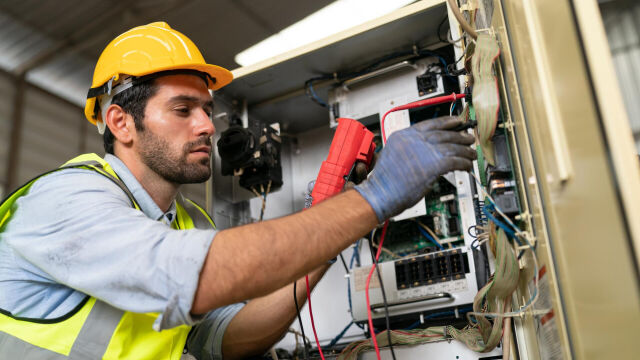 Jak działają instalacje elektryczne przemysłowe?