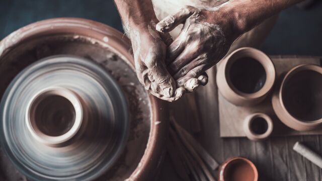 Jak wygląda produkcja wyrobów ceramicznych w manufakturach?