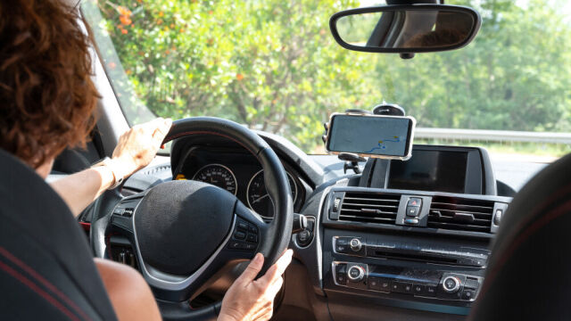 Korzystasz z telefonu podczas jazdy samochodem? Uchwyt na telefon jest dla Ciebie!