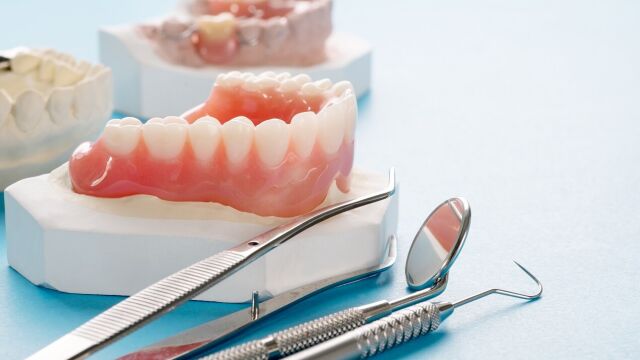 Na czym polega leczenie protezami stomatologicznymi i jakie są ich rodzaje?
