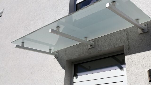 Estetyczne i funkcjonalne rozwiązanie - daszek szklany nad drzwi