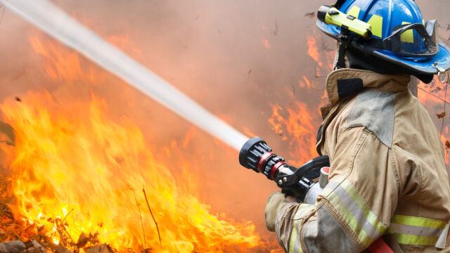 Jakie urządzenia zapewniają bezpieczeństwo strażakom podczas akcji?